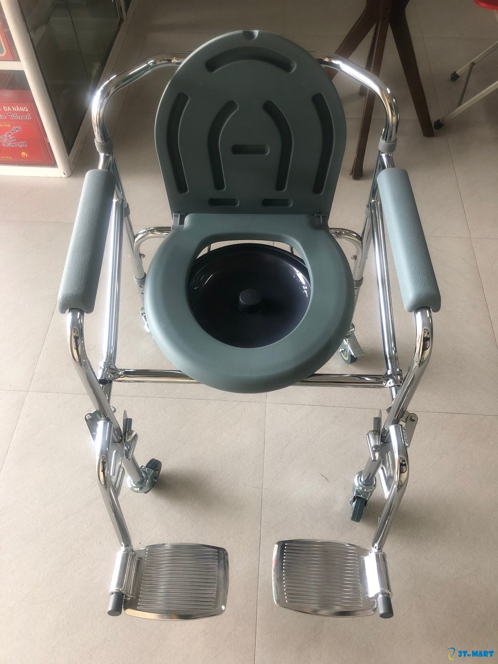 Ghế bô vệ sinh có gác chân và bánh đẩy